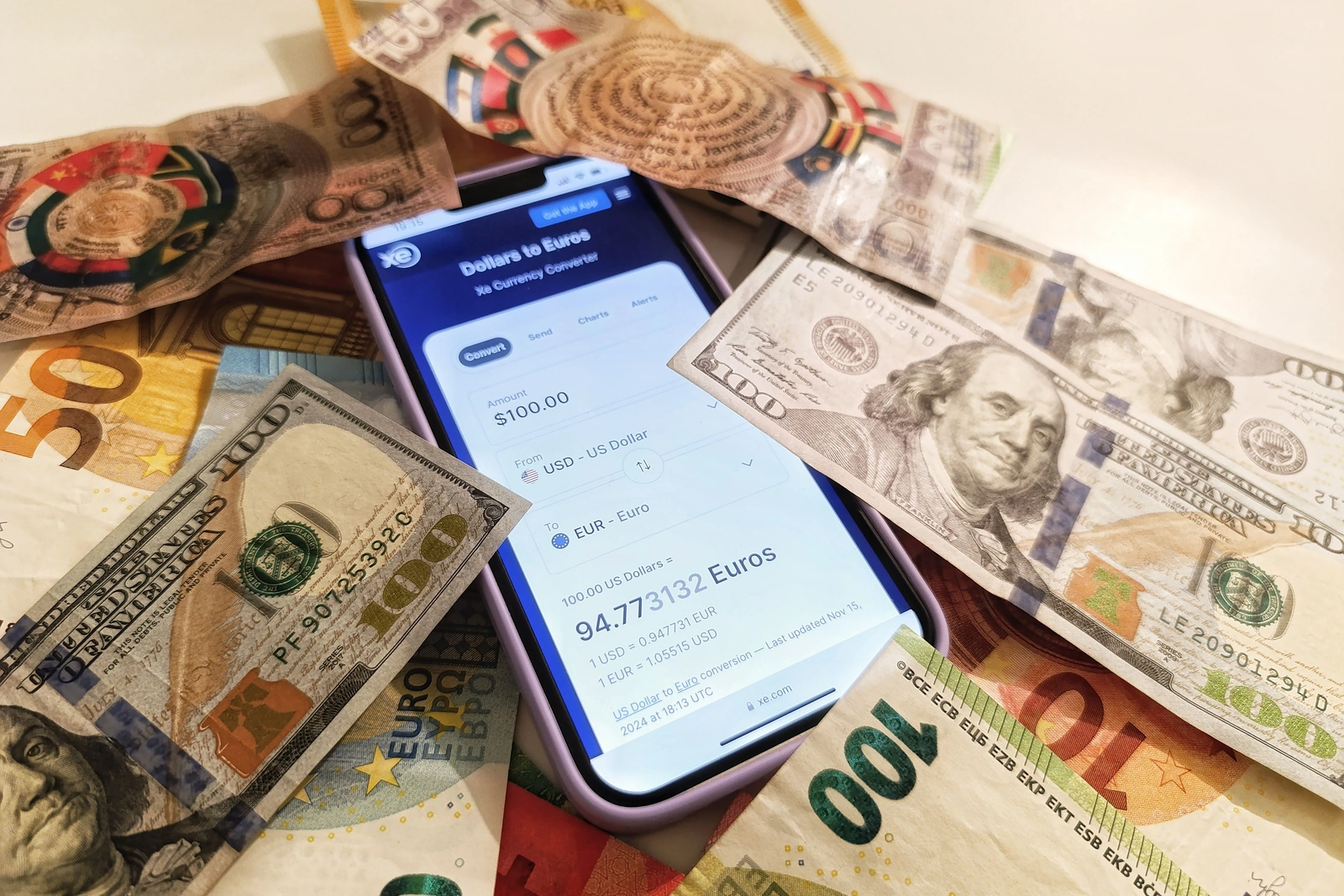Табло обменного пункта с курсами валют